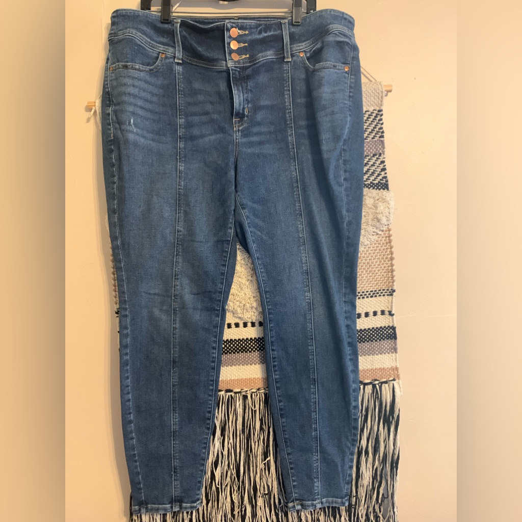 Lane Bryant Flex Magic Waistband. Signature Fit High Rise. 3 Button Jegging.